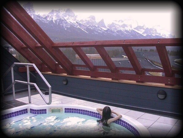 Enjoy our hot-tub, with 360 degree panoramic views
