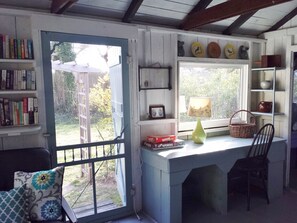 Built-in writing desk - high speed wifi