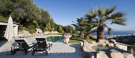 The terrace, pool, jacuzzi-spa and the ocean view