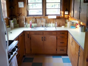 Fantastic 1950's kitchen, with built-in dishwasher, microwave, filtered water