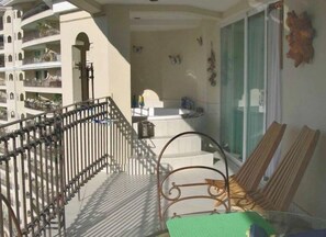 Balcony with jacuzzi