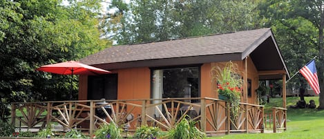 Front yard view of Cabin Six.