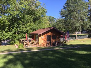 Front yard view of Cabin Six.