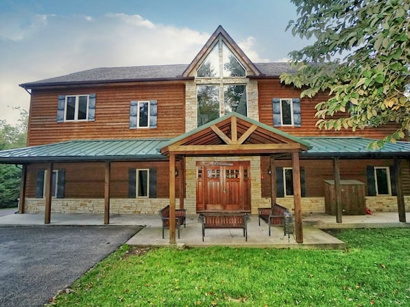 Luxurious Log Cabin Feel