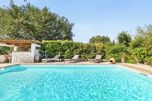 Villa Madiana :  vue de la cuisine d'été.