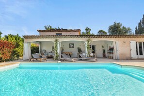 Villa Madiana : sa terrasse en face de la piscine, pour surveiller les enfants