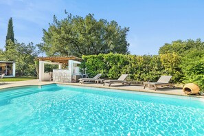 Villa Madiana :  vue de la cuisine d'été.