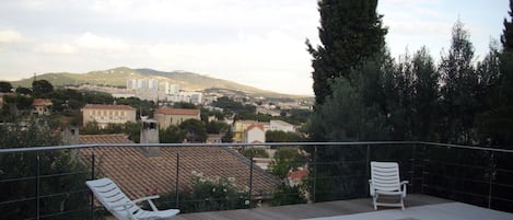 Vue sur l'Etoile à partir de la piscine , maison en contre-bas .