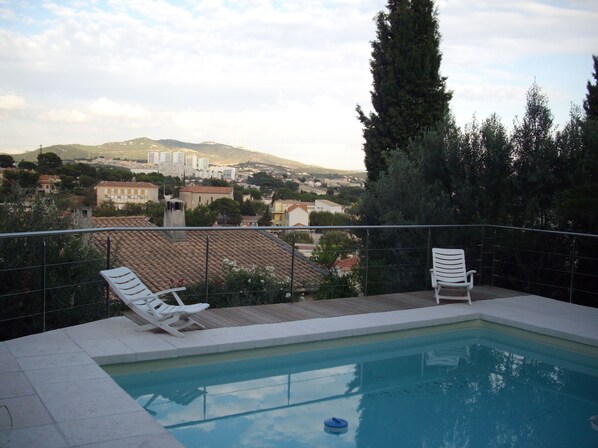 Vue sur l'Etoile à partir de la piscine , maison en contre-bas .