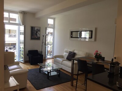 GOLDEN TRIANGLE + PALAIS    2BR/ 2BA, 67 m2 (AC+WiFi)-