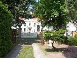 Blick auf das Zietenschloss von der Einfahrt der Ferienwohnung aus.