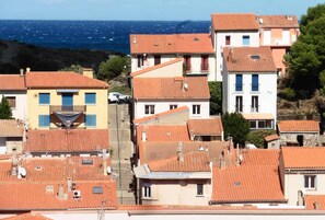 Closer exterior view of property in centre of picture