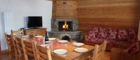 Séjour - salle à manger avec cheminée 