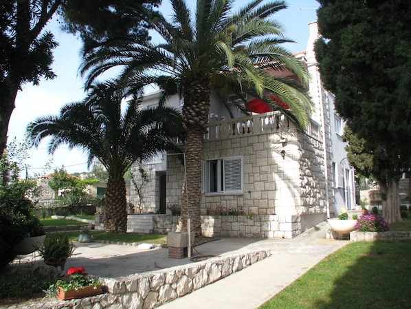 Profil side of the villa 