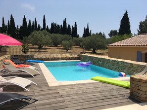 piscine avec vue sur le champ d'oliviers. aucun vis à vis