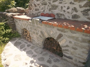 Kapolcs Cottage the outside rustic charcoal grill 