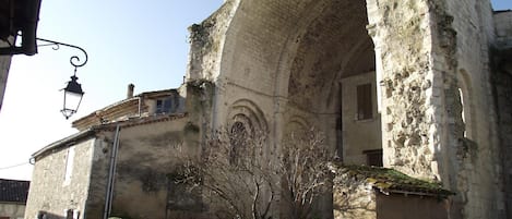 Au coeur des vestiges de l'abbatiale