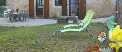 Vue du jardin de la maison et de sa terrasse exposée Sud-Ouest...
