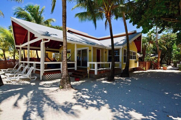 Casa Martin, Beach Front West Bay Beach