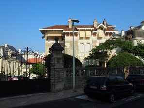 vue de la maison depuis la rue