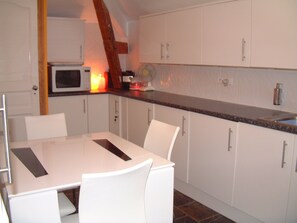 Dining area in the kitchen.
