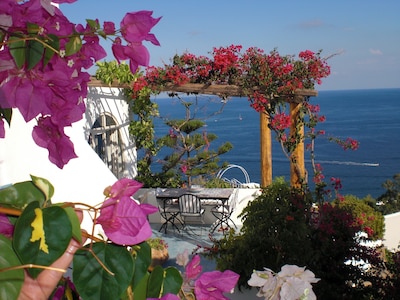 panorámica eoleano estilo villa en Panarea, la "bella la mayor parte de las Islas Eolias!