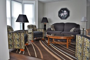 Main living room.
Enough seating for 9 guests.