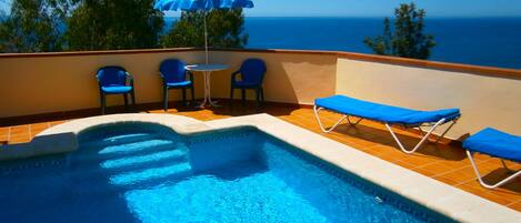 Piscina con vista al mar