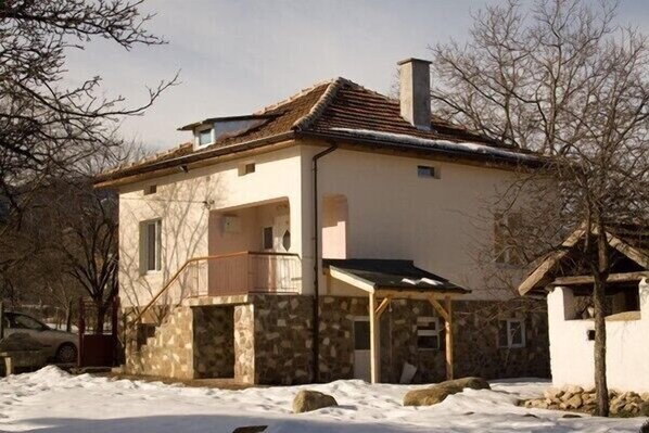 Mavrud Lodge in the snow