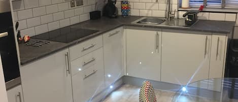 Gleaming fitted kitchen with a dishwasher to save those hands!