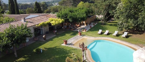 Vue aérienne de la propriété côté maison terrasses & piscine à bords de plage.