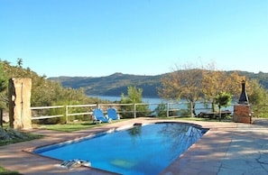 The view from the swimming pool can not be better