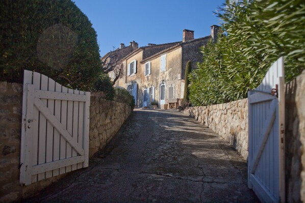 arriving at the Mas du Vieux Charron