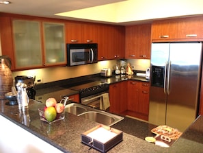 Gourmet's Delight! XL kitchen, marble counters, stainless steel appliances