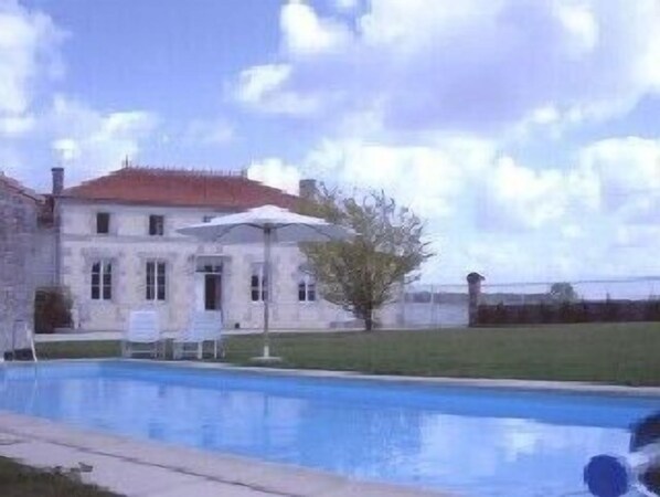 View of the farmhouse overlooking the pool & lawn