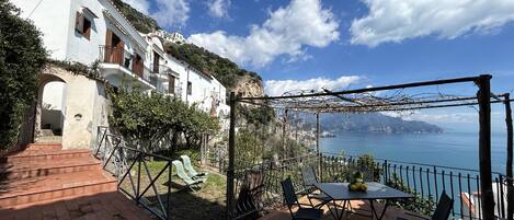 entrance terrace overlooking the sea and Amalfi