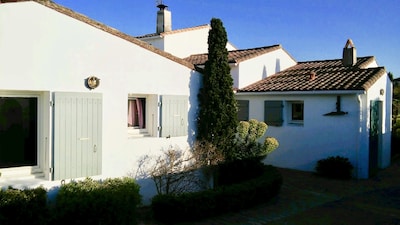 LOIX - Beautiful house full of charm, contemporary decor, large and beautiful garden