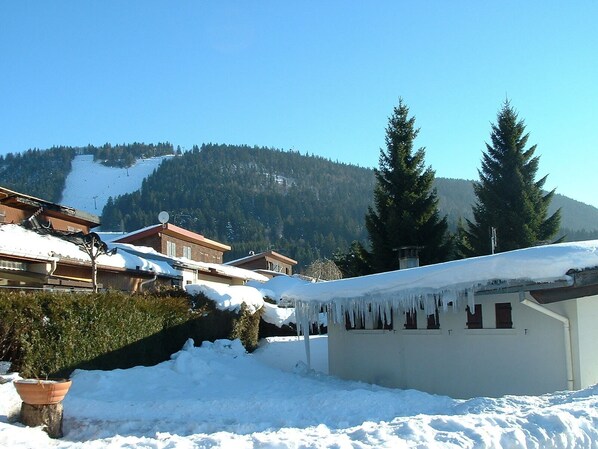 Vue sur la piste noire "la renversée" depuis village