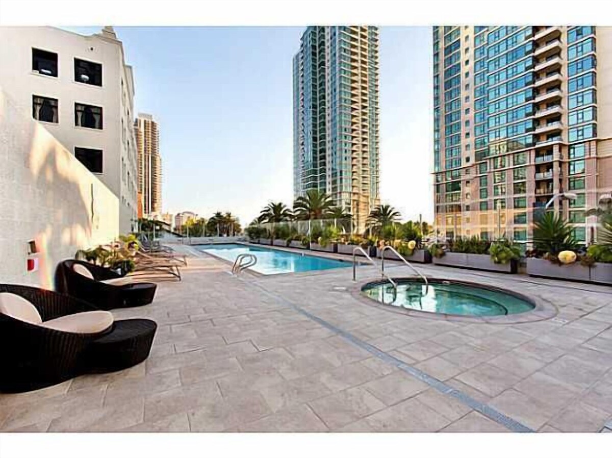 Modern Luxury Executive Condo In The Most Prestigious Tower In Little Italy!