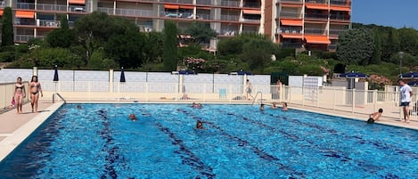 Piscine 25mde longueur et 12m de largeur 