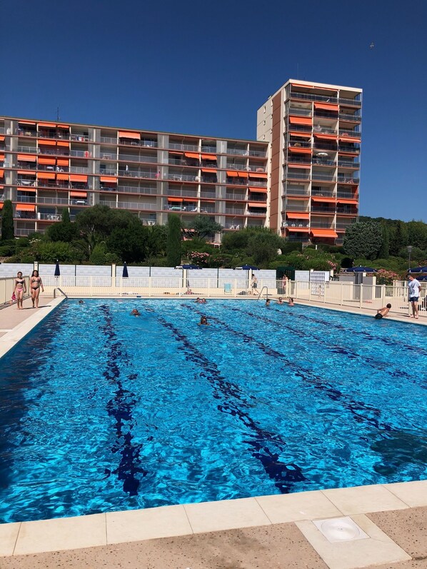 Piscine 25mde longueur et 12m de largeur 