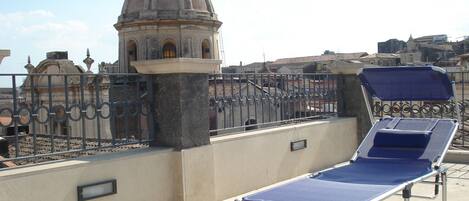 Vista dal terrazzo  della cupola della chiesa Dei Minoriti in via Etnea