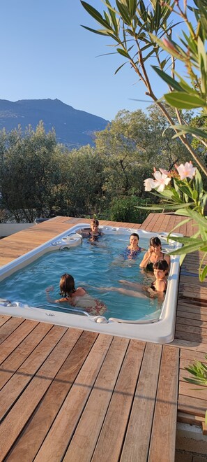 Outdoor spa tub