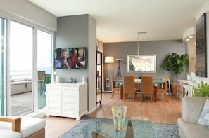 FLAT SCREEN TV CAN BE TURNED AND WATCHED FROM INSIDE OR FROM DECK. 