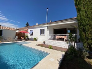 Piscine avec terrasse