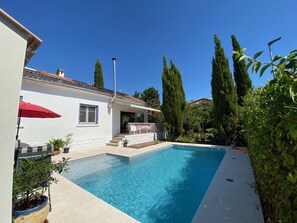 Piscine avec les trois cyprès