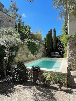 Piscine avec ses plages de relaxation