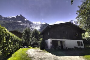 entrée de la location, vue sur le glacier des Bossons et l'Aiguille du midi