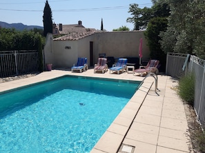 La piscine avec douche et wc
