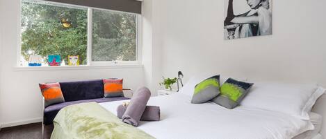 Bedroom 1: Queen bed, chiropractic mattress & base, relaxing leafy outlook.